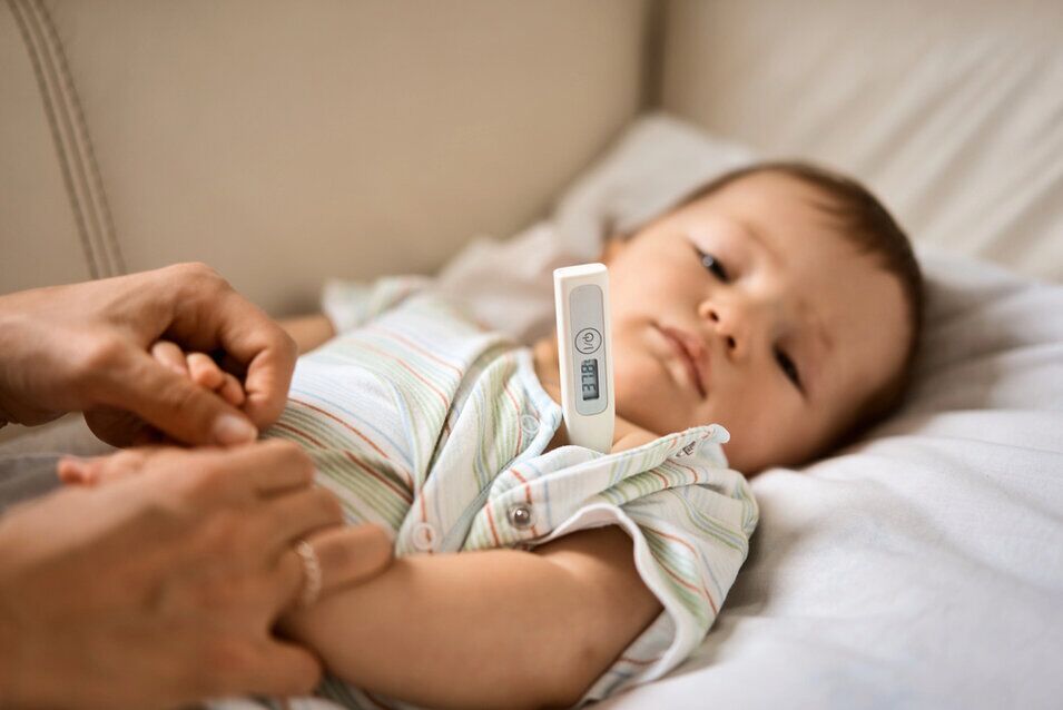 Bambino durante una vaccinazione in ambulatorio