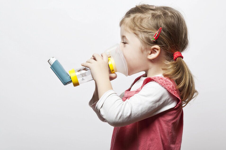 Bambino durante una vaccinazione in ambulatorio