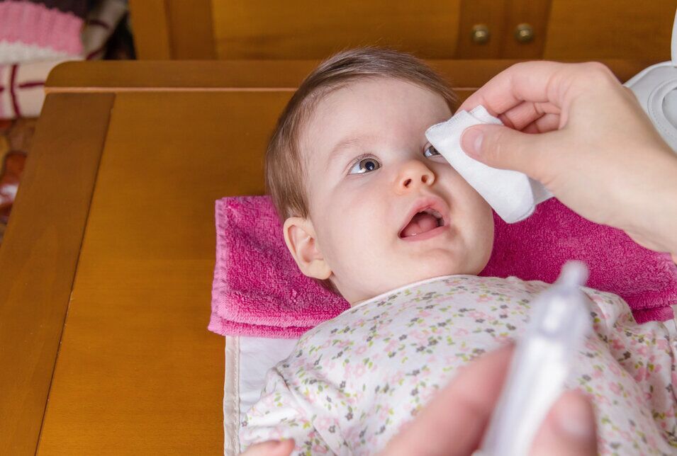 Visita pediatrica di un neonato con i genitori