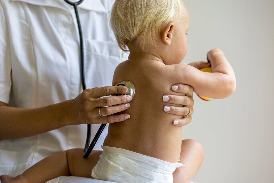Pediatra che visita un bambino in ambulatorio