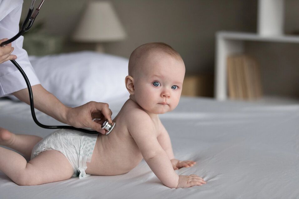 Visita pediatrica di un neonato con i genitori